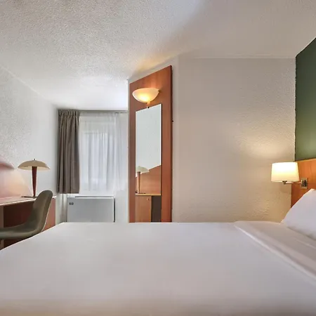 Kyriad Paris Sud Courtaboeuf Hotel 3*