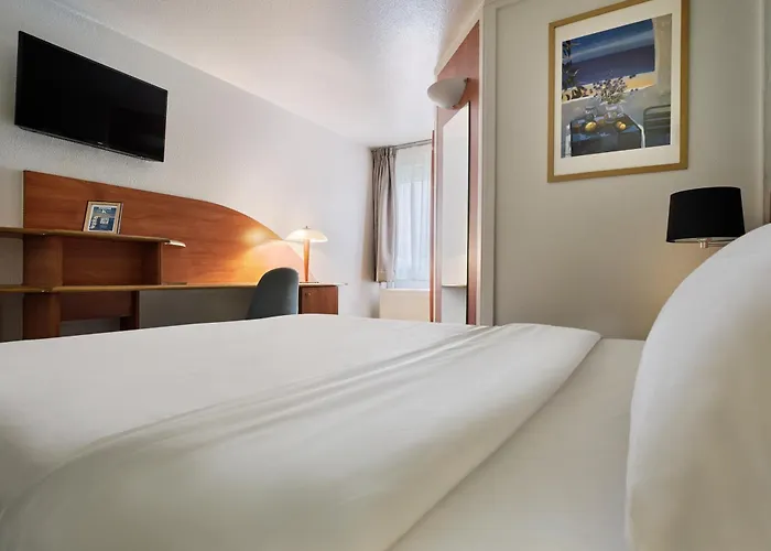 Отель Kyriad Paris Sud Courtaboeuf 3*