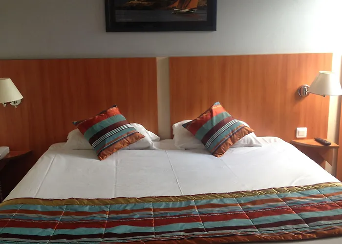 Отель Kyriad Paris Sud Courtaboeuf Лез-Юлис